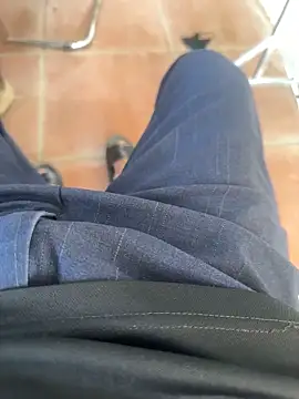 Snapshot of CZpublic chatting on 10.08.25 CZpublic online show from 10.08.25