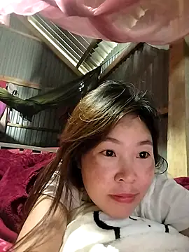 Snapshot of Siathong chatting on 10.26.25 Siathong online show from 10.26.25