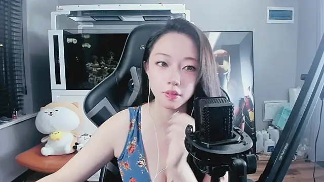 Snapshot of Keke-Bai chatting on 10.04.25 Keke-Bai online show from 10.04.25