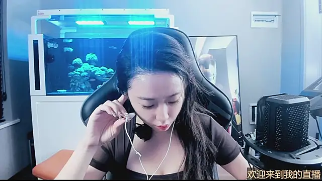 Snapshot of Keke-Bai chatting on 10.30.25 Keke-Bai online show from 10.30.25