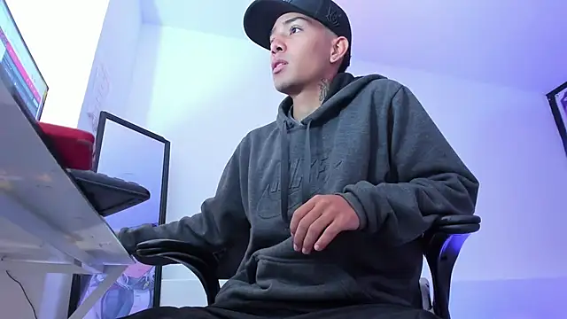 Hunteer Boy online show from 10.13.25