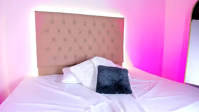 Hayley  Roberts online show from 10.17.25