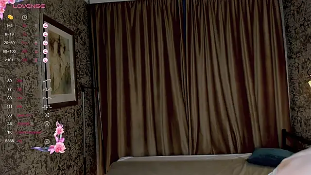 Snapshot of AlettaEve chatting on 09.26.25 AlettaEve online show from 09.26.25