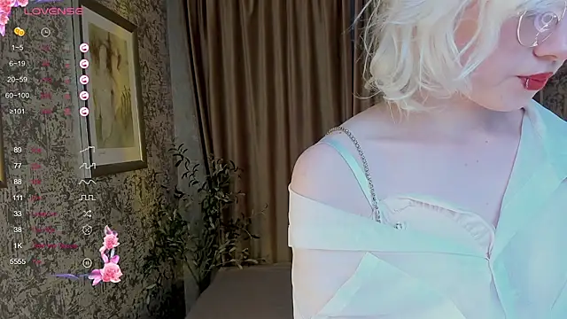 Snapshot of AlettaEve chatting on 10.04.25 AlettaEve online show from 10.04.25