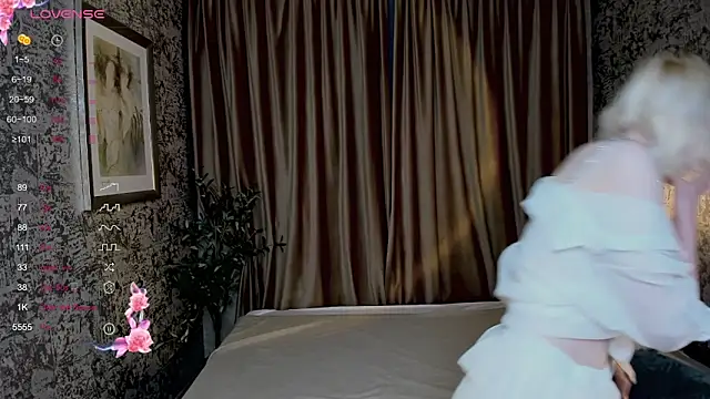 Snapshot of AlettaEve chatting on 10.10.25 AlettaEve online show from 10.10.25