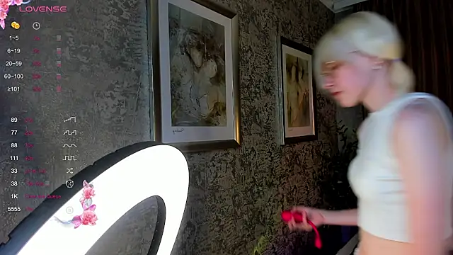 Snapshot of AlettaEve chatting on 10.15.25 AlettaEve online show from 10.15.25