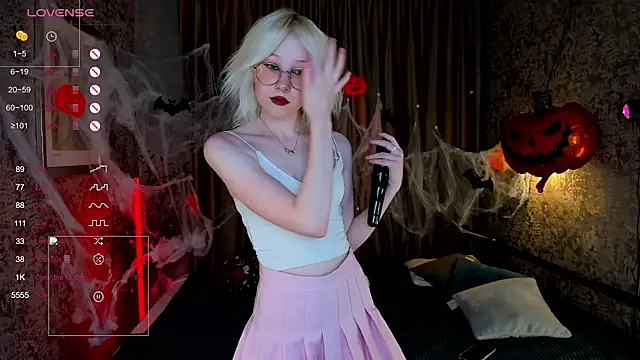 Snapshot of AlettaEve chatting on 10.21.25 AlettaEve online show from 10.21.25