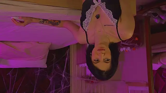 Snapshot of EmmaStarkk chatting on 10.28.25 EmmaStarkk online show from 10.28.25