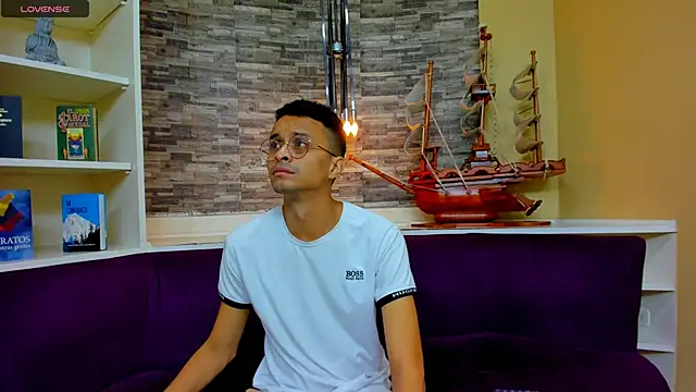 Juicy Creww online show from 10.04.25