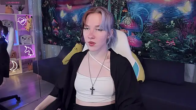 Snapshot of JessieRich chatting on 09.30.25 JessieRich online show from 09.30.25