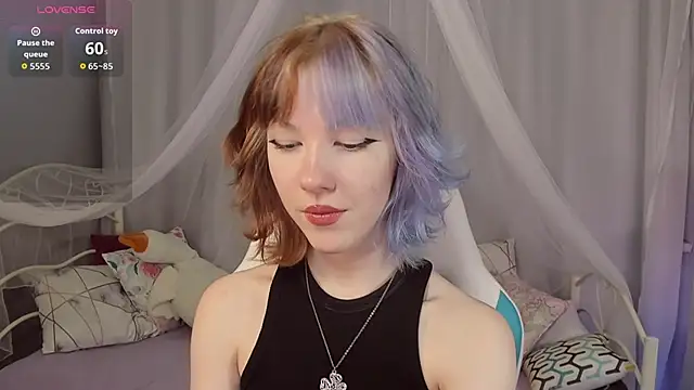 Snapshot of JessieRich chatting on 10.13.25 JessieRich online show from 10.13.25