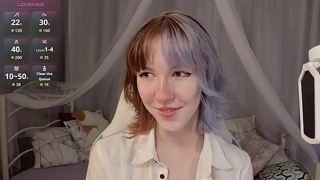 Snapshot of JessieRich chatting on 10.14.25 JessieRich online show from 10.14.25