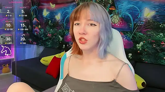 Snapshot of JessieRich chatting on 10.18.25 JessieRich online show from 10.18.25