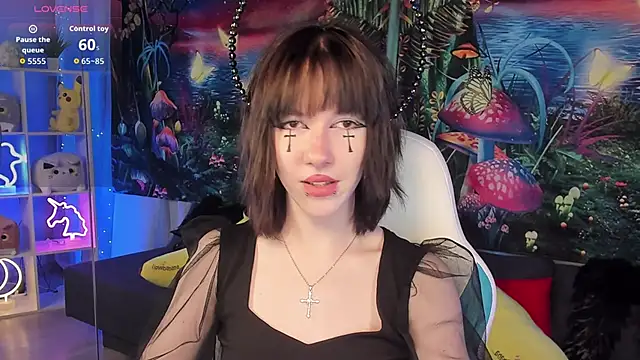 Snapshot of JessieRich chatting on 10.31.25 JessieRich online show from 10.31.25