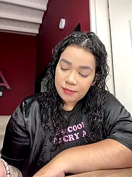 Snapshot of krisstenSantos chatting on 09.30.25 krisstenSantos online show from 09.30.25