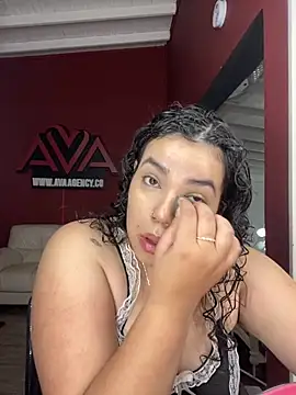 Snapshot of krisstenSantos chatting on 10.04.25 krisstenSantos online show from 10.04.25