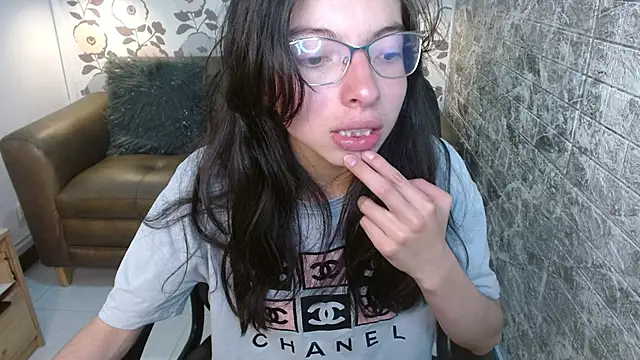 Snapshot of alllyson_ chatting on 09.19.25 alllyson  online show from 09.19.25