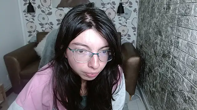 Snapshot of alllyson_ chatting on 09.29.25 alllyson  online show from 09.29.25