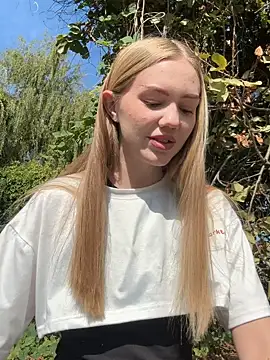 MilaMoone online show from 09.25.25