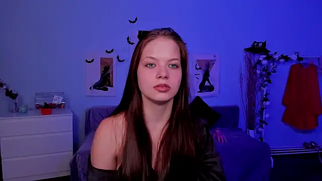 Snapshot of BetsyKiss chatting on 10.28.25 BetsyKiss online show from 10.28.25