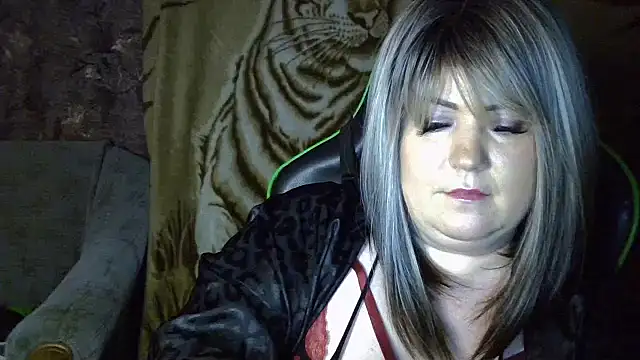 Snapshot of YuliiaSan chatting on 10.17.25 YuliiaSan online show from 10.17.25