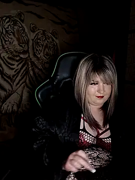 Snapshot of YuliiaSan chatting on 10.27.25 YuliiaSan online show from 10.27.25