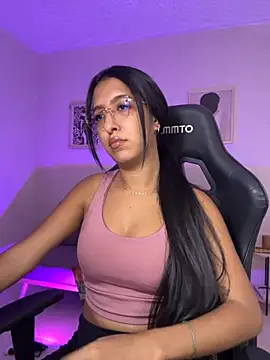 Snapshot of Valerygomez02 chatting on 10.14.25 Valerygomez02 online show from 10.14.25