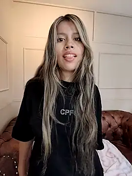 Snapshot of EMILIIA_RICHTER__ chatting on 10.05.25 EMILIIA RICHTER online show from 10.05.25