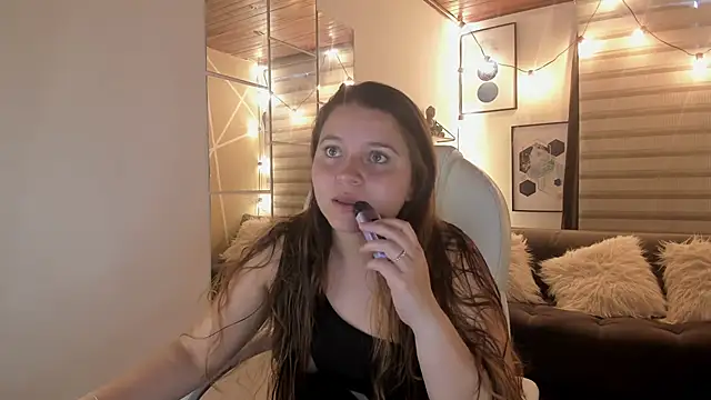 Snapshot of sophiee09_ chatting on 10.13.25 sophiee09  online show from 10.13.25