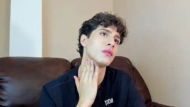 Snapshot of Xam_Collen chatting on 11.19.25 Xam Collen online show from 11.19.25