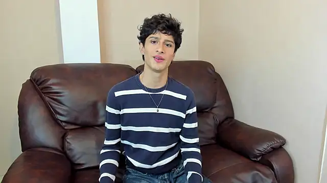 Snapshot of Xam_Collen chatting on 12.22.25 Xam Collen online show from 12.22.25