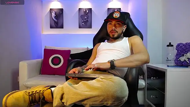 Snapshot of KevinWolf chatting on 09.17.25 KevinWolf online show from 09.17.25