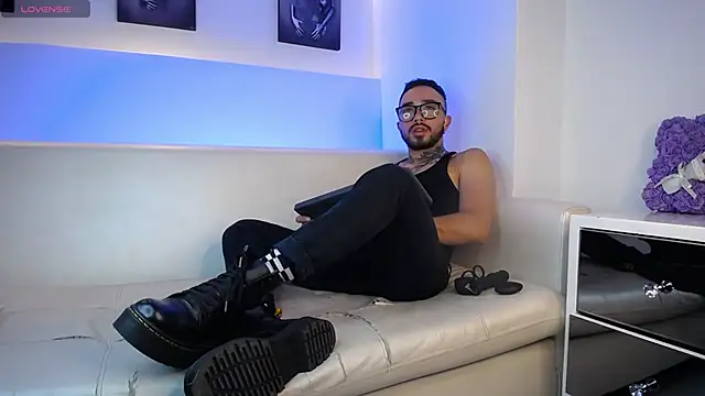 Snapshot of KevinWolf chatting on 09.18.25 KevinWolf online show from 09.18.25