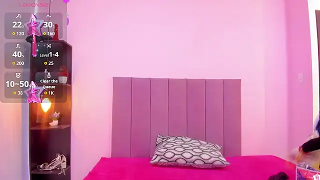 HoollyHendrix online show from 10.06.25