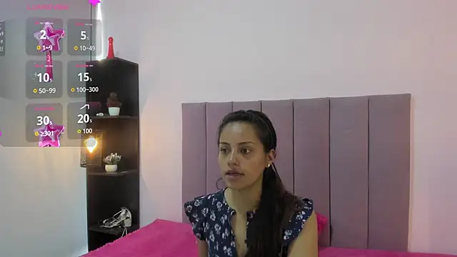 HoollyHendrix online show from 10.10.25