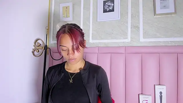 HoollyHendrix online show from 01.08.26