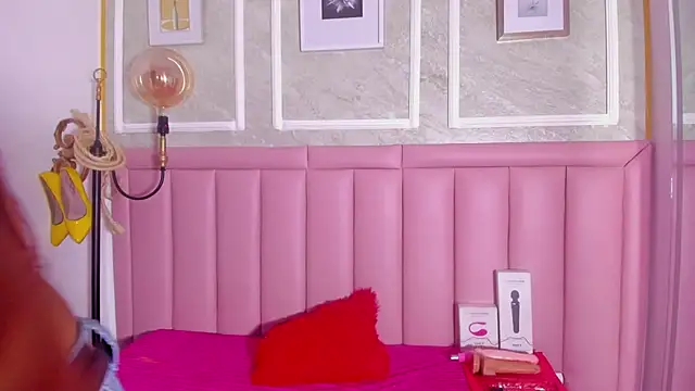 HoollyHendrix online show from 02.09.26