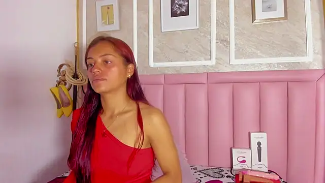 HoollyHendrix online show from 02.12.26