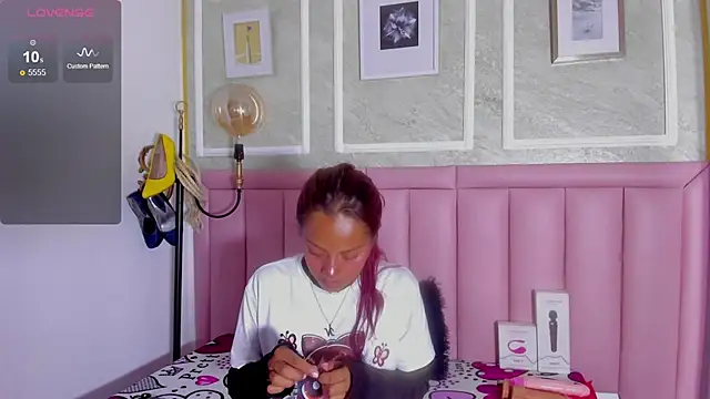 HoollyHendrix online show from 02.20.26