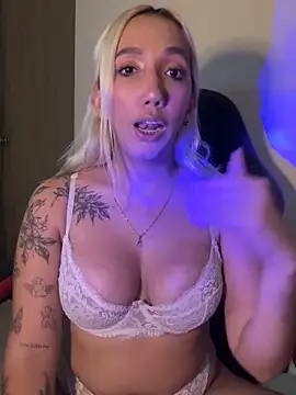 Snapshot of Isa_klein chatting on 10.05.25 Isa klein online show from 10.05.25