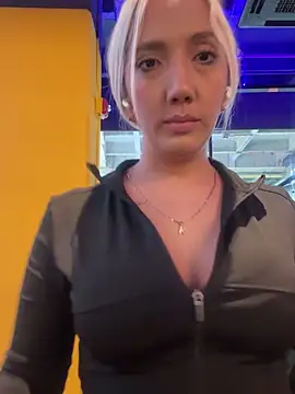 Snapshot of Isa_klein chatting on 10.08.25 Isa klein online show from 10.08.25