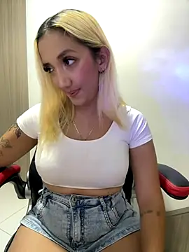 Snapshot of Isa_klein chatting on 11.17.25 Isa klein online show from 11.17.25