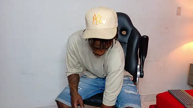 Snapshot of SkylerBigxxx chatting on 10.02.25 SkylerBigxxx online show from 10.02.25