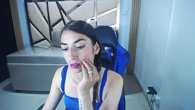 Snapshot of Maily_a_ chatting on 10.22.25 Maily a online show from 10.22.25