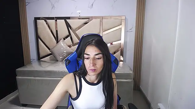 Snapshot of Maily_a_ chatting on 10.25.25 Maily a online show from 10.25.25