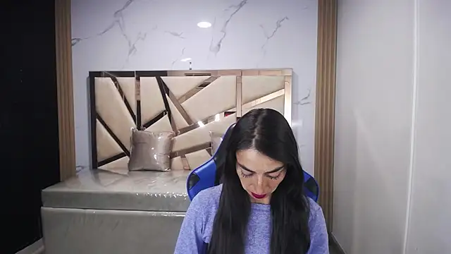 Snapshot of Maily_a_ chatting on 10.29.25 Maily a online show from 10.29.25