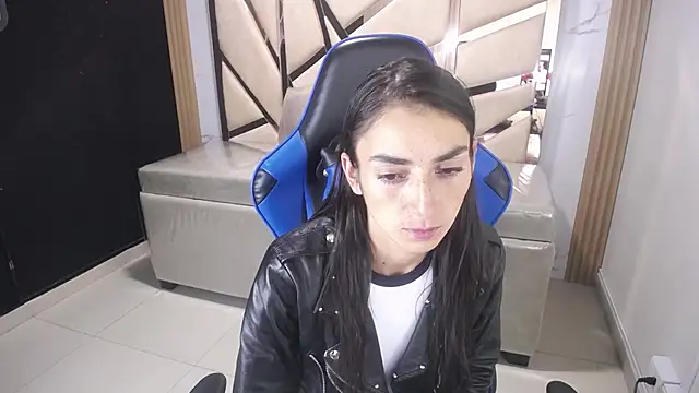 Snapshot of Maily_a_ chatting on 10.31.25 Maily a online show from 10.31.25