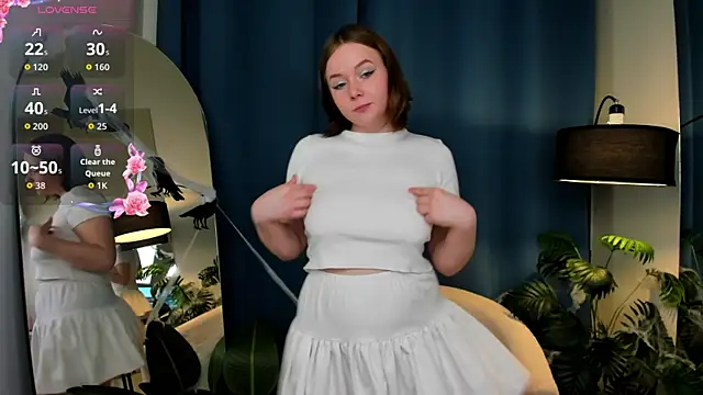 Snapshot of Sophi_X chatting on 10.28.25 Sophi X online show from 10.28.25