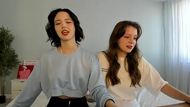 Snapshot of red_mok chatting on 10.08.25 red mok online show from 10.08.25