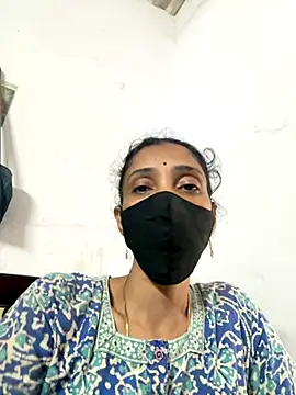 Snapshot of sweetreddy-02 chatting on 10.31.25 sweetreddy-02 online show from 10.31.25